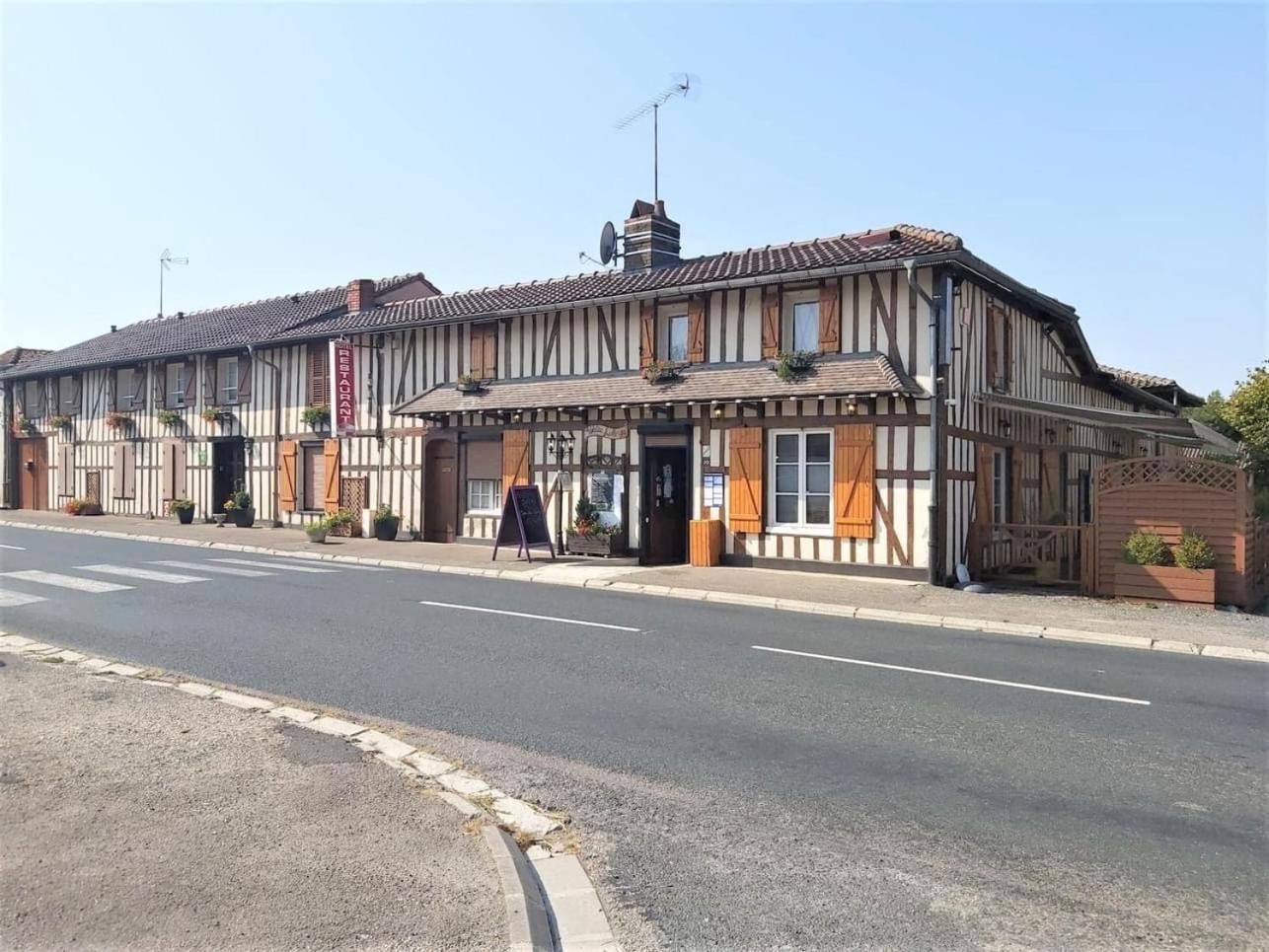 La Petite Auberge Chatelraould-Saint-Louvent المظهر الخارجي الصورة